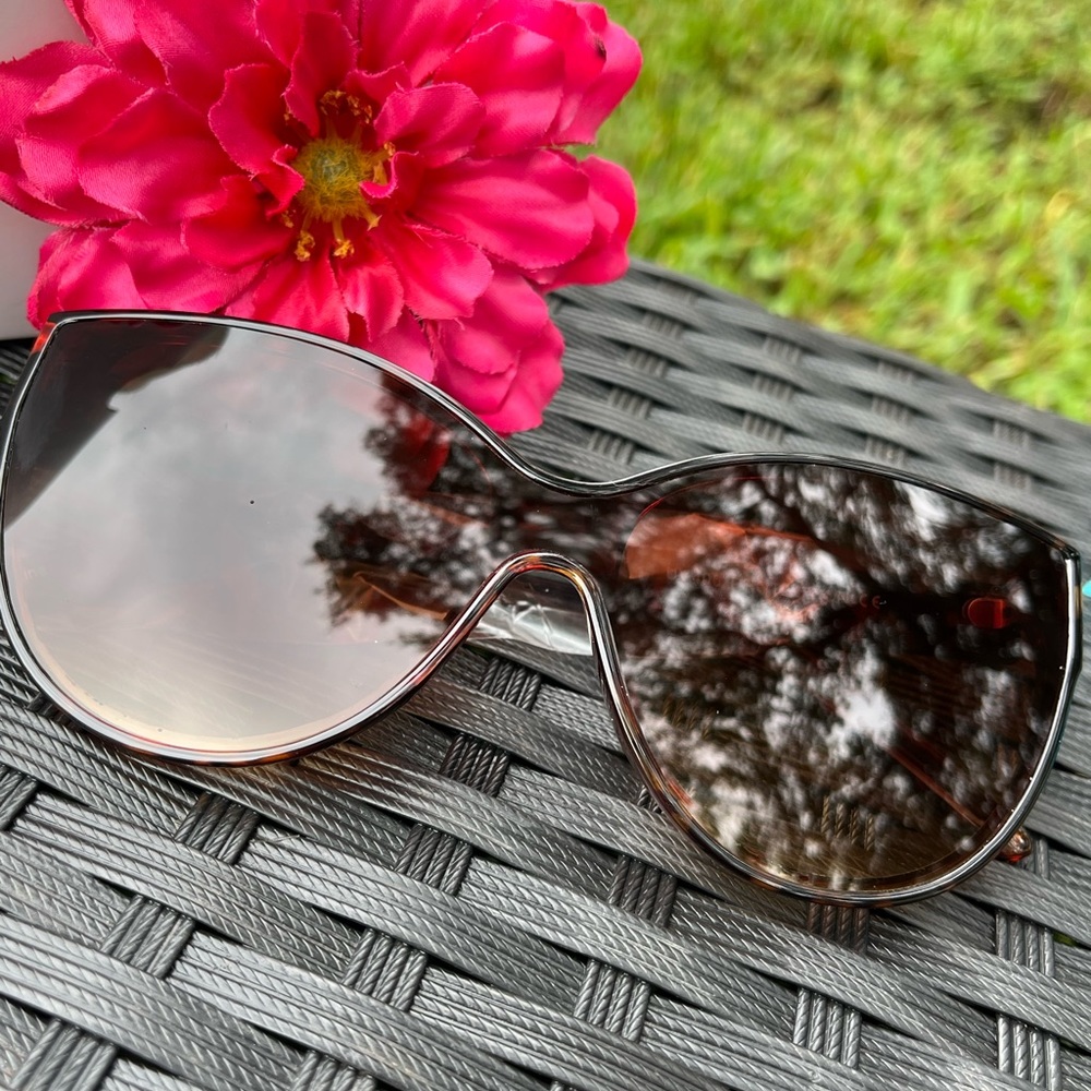Light brown and dark brown printed frame with a slight brown tented lens